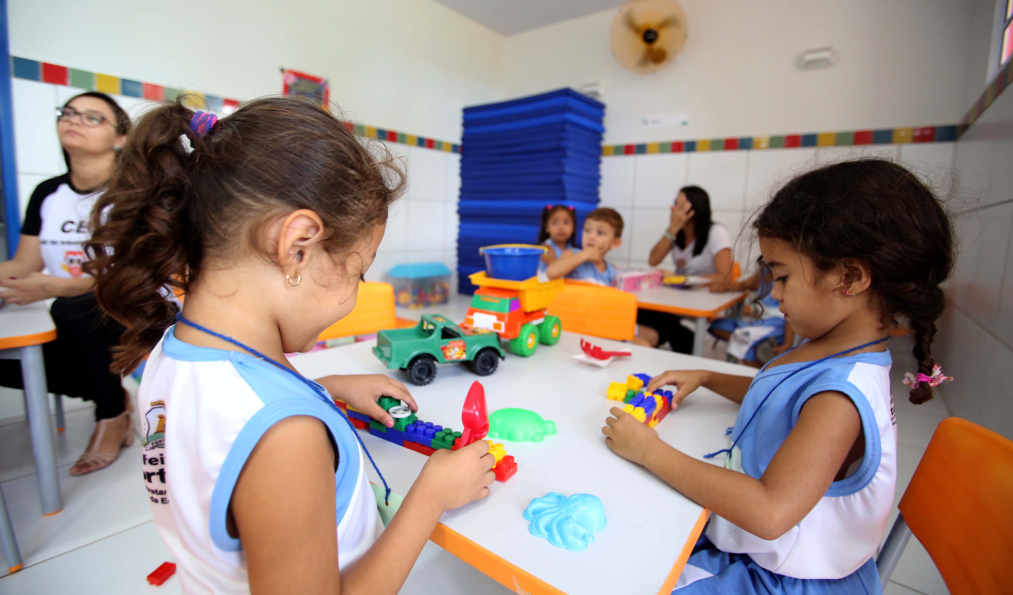 crianças brincando em sala de aula